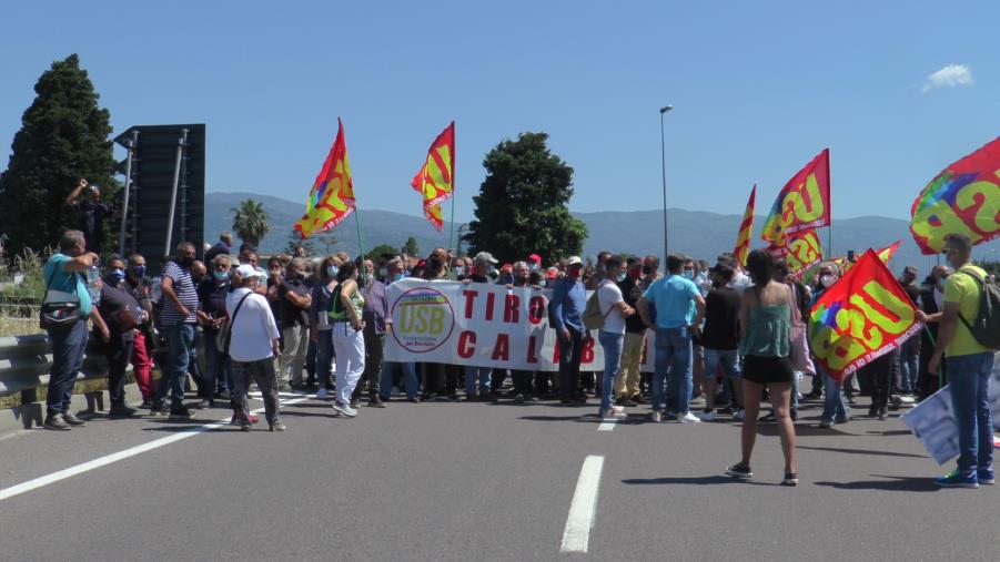 images Tirocinanti calabresi bloccano il bivio dell'aeroporto di Lamezia Terme. "Basta lavoro nero legalizzato"