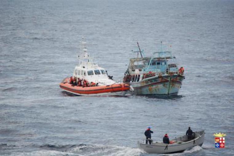 images Sbarchi, 86 migranti sbarcati a Roccella Jonica con la nave della Guardia costiera