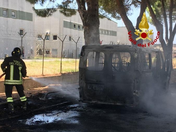 images Lamezia Terme. In fiamme un Fiat Ducato 130 adibito a minibus: era parcheggiato 