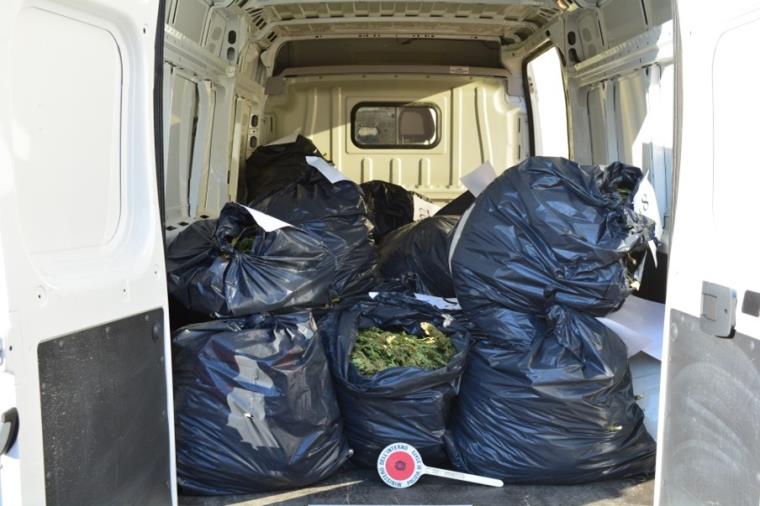 Crotone. Sequestrati oltre 100 chili di marjuana nascosti in 23 sacchi per i rifiuti: 4 arresti (I NOMI)