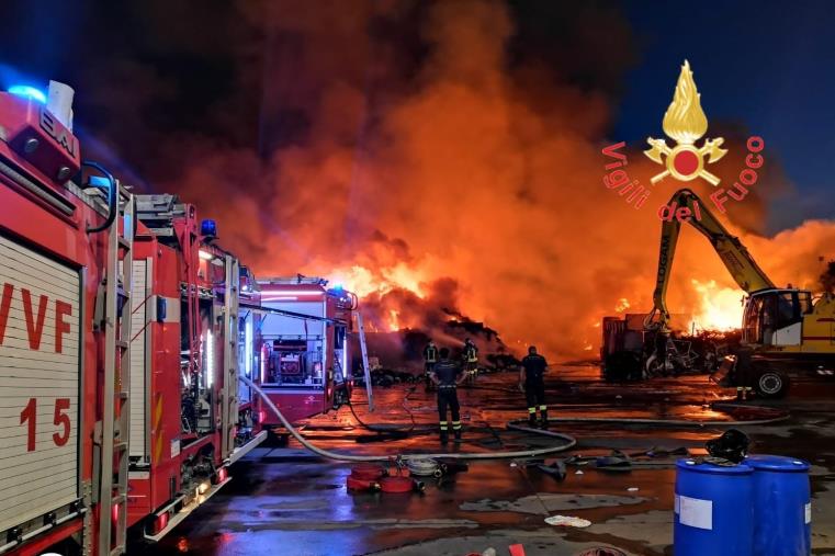 images Campo Calabro. Vigili del fuoco al lavoro tutta la notte per domare le fiamme divampate nel piazzale di una ditta di stoccaggio e smaltimento rifiuti