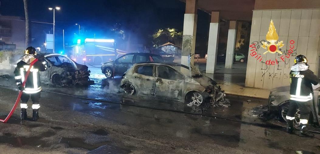 images Notte di fuoco a Catanzaro: 4 auto incendiate nel quartiere Fortuna