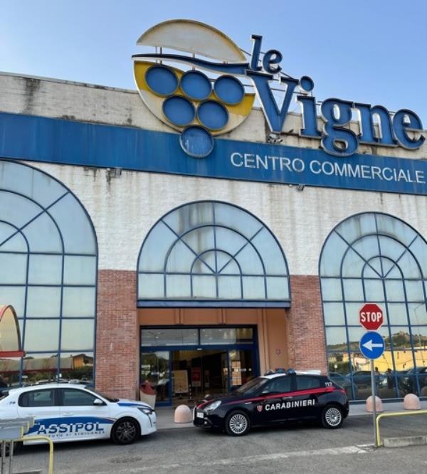 images Tentano di rubare al centro commerciale' Le Vigne' di Castrovillari: due ragazze fermate dagli agenti di "I.V. Security Agency e Sicurmondial"  