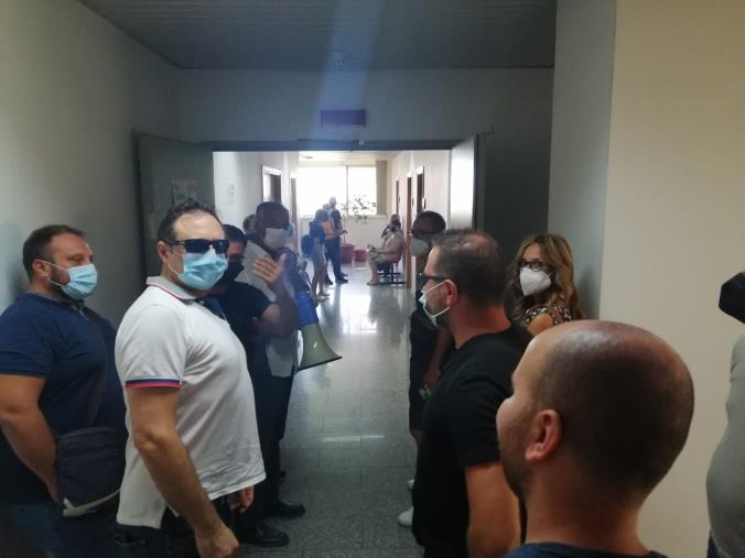 images I lavoratori della Domus Aurea di Chiaravalle occupano gli uffici Asp di Lamezia: "Siamo alla fame"