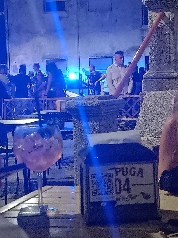 images Movida a Catanzaro. Giovanissimi ballano all'esterno di un locale a Lido: interviene la polizia