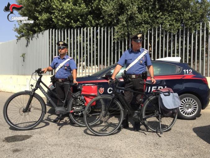 images Crotone. Turisti subiscono il furto di costose bici elettriche, recuperate dai Carabinieri 