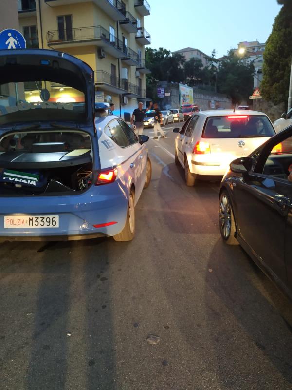 images Catanzaro. Il pullman non passa e "striscia" un'auto: traffico in tilt a via Broussard