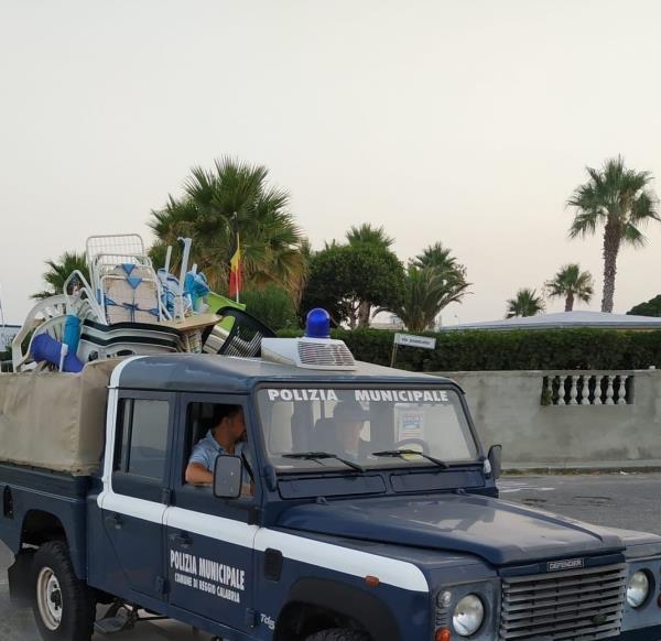 images Reggio Calabria, arriva la stretta sui “furbetti delle spiagge": sequestrati ombrelloni, sdraio e lettini abusivi