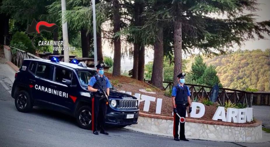 images Vibo Valentia. In due prendono a calci e pugni il portone della stazione dei carabinieri: arrestati 