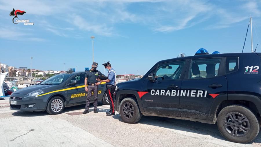 images I carabinieri fermano la fuga di tre clandestini alla stazione di Strongoli 