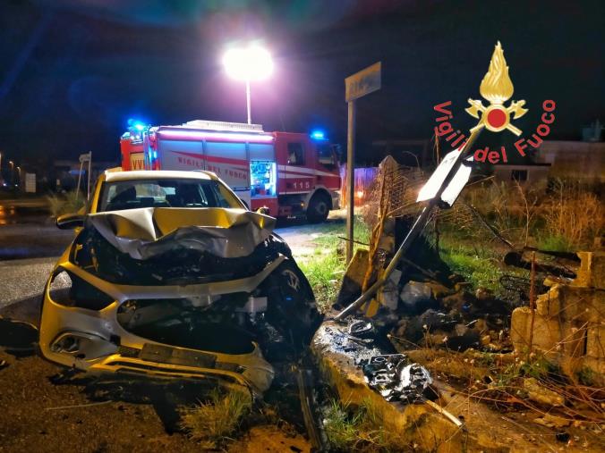 images Lamezia Terme. Perde il controllo dell'auto e finisce contro un muro, giovane ferito