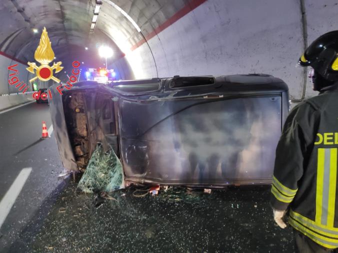 images Catanzaro. Incidente sulla SS 106: perde il controllo dell'auto e si ribalta 