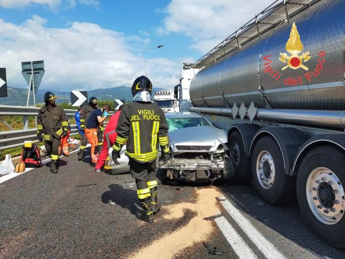 images Auto finisce contro autocisterna allo svincolo autostradale di Lamezia Terme: due feriti gravi