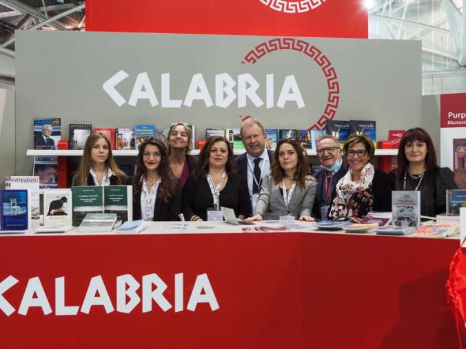 images Salone del libro a Torino. Allo stand della Regione ieri anche la visita del presidente della kermesse Giulio Biino