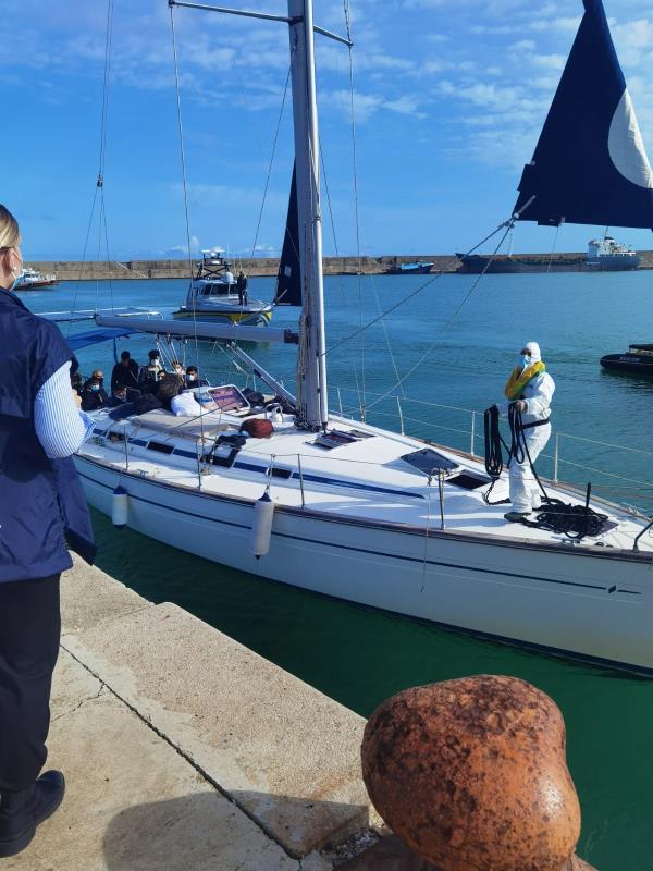 images Migranti, ancora sbarchi a Crotone: questa mattina arrivati in 79 su una barca a vela