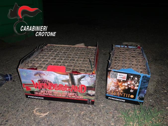 Fa esplodere fuochi d’artificio senza autorizzazione: deferito un 21enne a Crotone