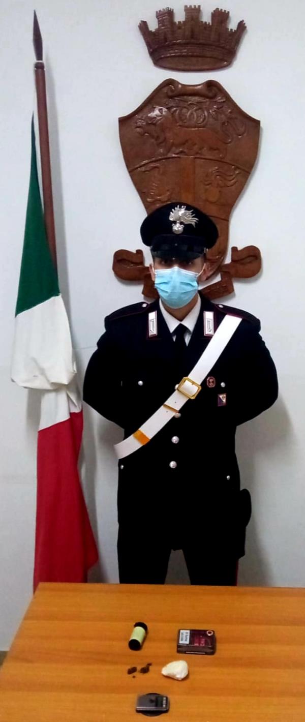 images Casabona, lanciano la droga dall’auto prima del controllo dei carabinieri: due arresti