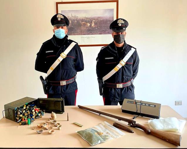 images A Isola di Capo Rizzuto con armi in auto, droga e reperti archeologici in casa: arrestato un 66enne 