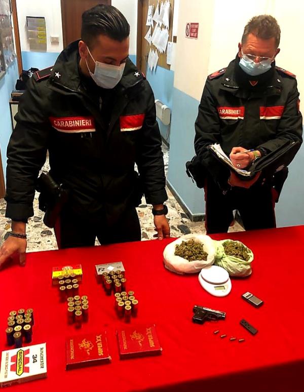 images Petilia Policastro, in casa con droga, pistola e cartucce: arrestati 2 fratelli di Mesoraca 