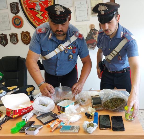 Scoperto un piccolo “bazar” della droga a Cirò Marina: arrestata una coppia di giovani