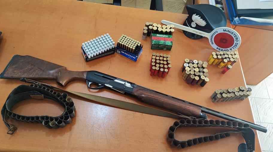 images Occultava in casa un fucile "clandestino": arrestato un 58enne a Crucoli 