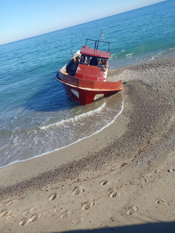 images Badolato, dopo lo sbarco dei migranti resta la barca arenata sulla spiaggia