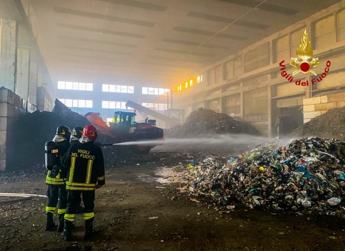 images In fiamme un settore di stoccaggio dei rifiuti della Calabra Maceri a Rende  