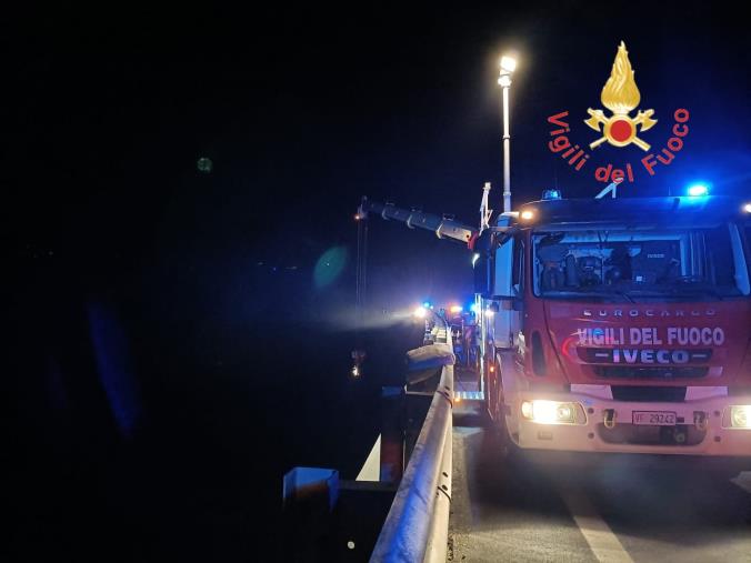 images Due morti nell'incidente sull'A2 ad Altilia Grimaldi, autocarro sfonda il guardrail e precipita da 60 metri di altezza 