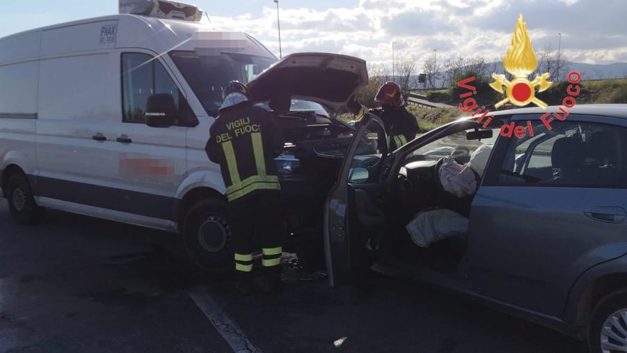 images Soverato, scontro fra un'auto e un furgone: una donna ferita finisce in ospedale