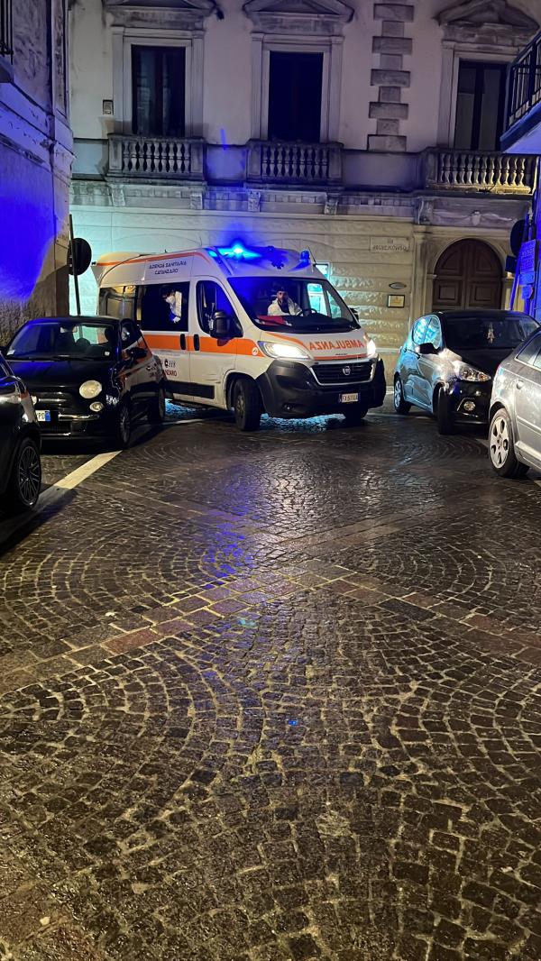 images Catanzaro, ambulanza bloccata nel centro storico: la vergogna dei parcheggi "selvaggi"