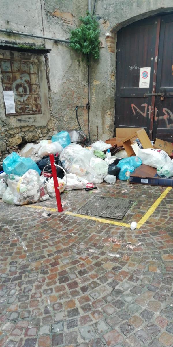 images Catanzaro, ancora rifiuti nel centro storico e da un palazzotto con impalcatura  "piovono" calcinacci