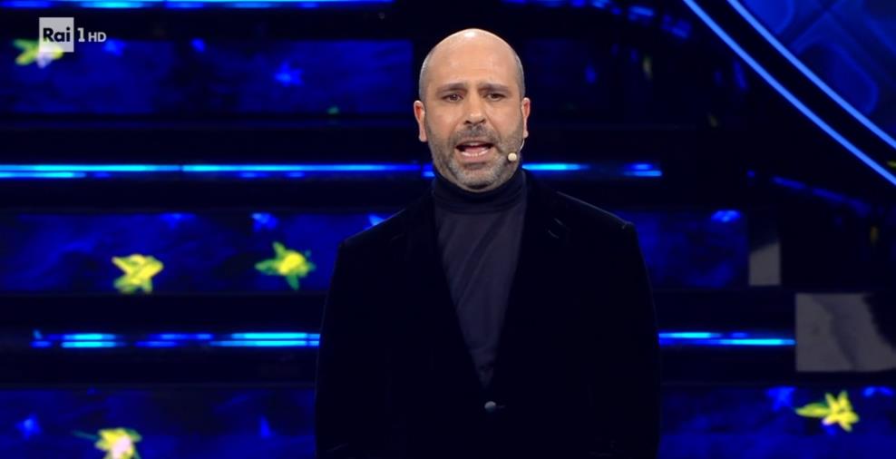 images Sanremo 2022, Checco Zalone e la sua favola ambientata in Calabria: la banalità dell'essere comico