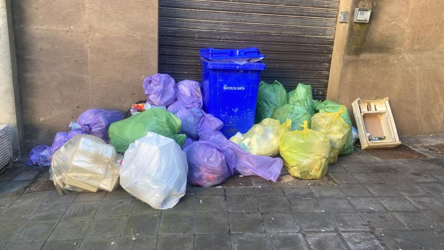 images Strade invase dai rifiuti e cassonetti abusivi, nessuno frena il degrado nel centro di Catanzaro (FOTO)