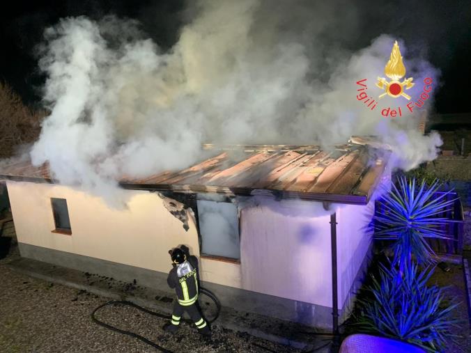 images Sellia Marina, fuoco in un appartamento: le fiamme arrivano anche a un furgone in sosta 