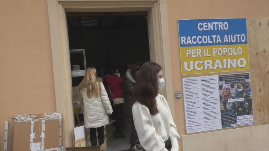 A Lamezia gli ucraini raccolgono aiuti da inviare ai loro cari: "Sono terrorizzati, lì uccidono e basta" 