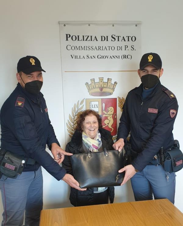 images Lieto fine per uno scippo ad un'anziana a Villa San Giovanni: gli agenti di Polizia trovano e le restituiscono la borsa