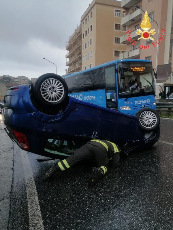 Catanzaro, perde il controllo dell'auto e si ribalta: salvi madre e figlio
