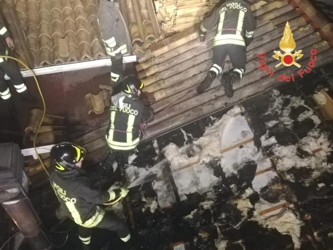 images Catanzaro, in fiamme il tetto di un'abitazione nel quartiere Santo Janni
