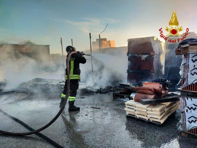 images Lamezia Terme, in fiamme materiale edile nel piazzale interno di un'attività commerciale  