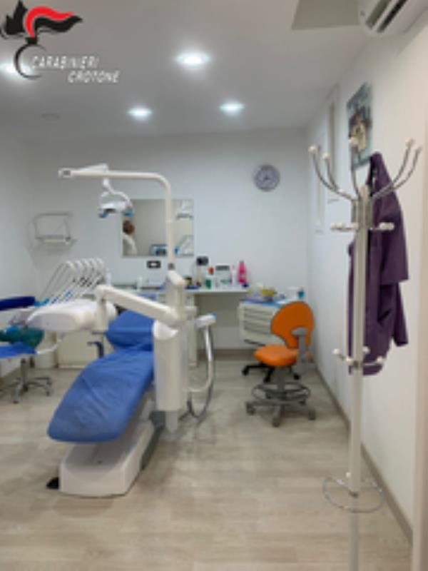 images Isola Capo Rizzuto: scoperto uno studio dentistico abusivo 