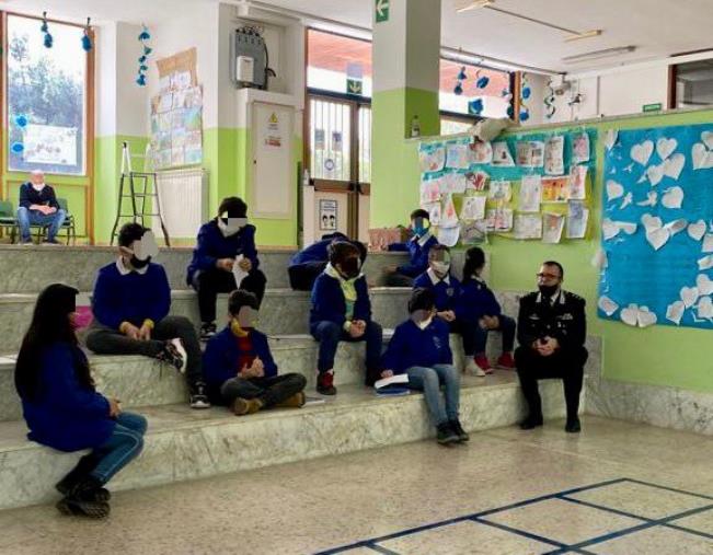 images Catanzaro: le scuole aprono le porte ai carabinieri per parlare di bullismo, cyberbullismo, educazione alla legalità 