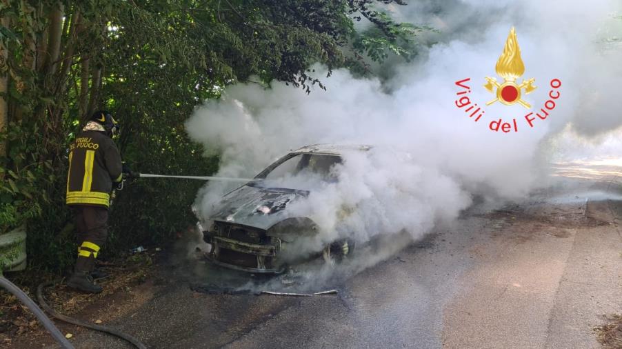 images Lamezia Terme, auto va a fuoco mentre cammina: salva una coppia