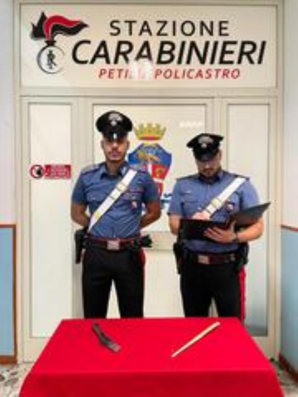 Petilia Policastro, violenta lite con coltello e bastone fra due uomini: un carabiniere forestale sventa il peggio