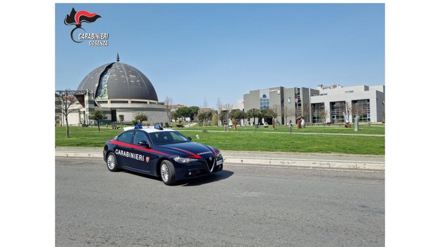 Avvicinavano coetanei con false richieste d’aiuto, per poi pretendere, con minacce, soldi minacce: 2 giovani arrestati nel Cosentino  