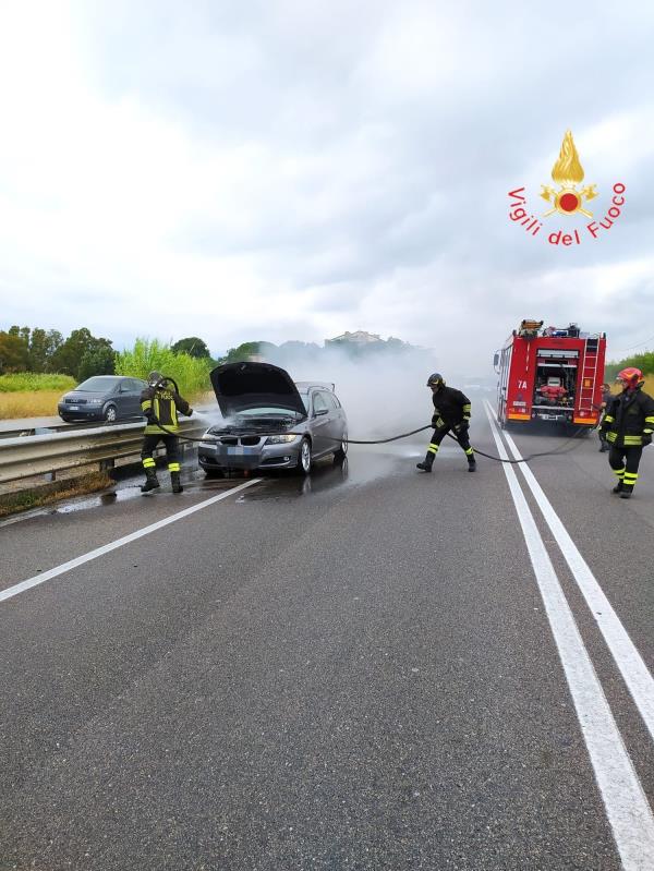 images Lamezia, auto prende fuoco: conducente esce appena vede il fumo uscire dal bagagliaio