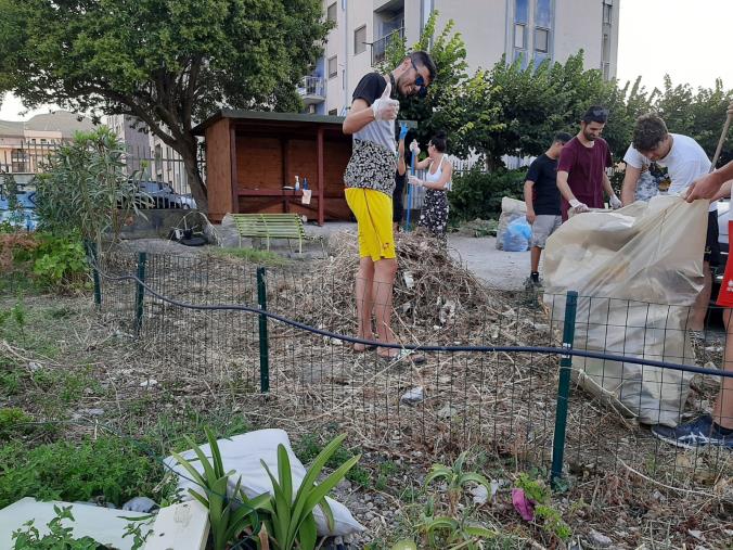 A Catanzaro in via dei Conti Falluc i ragazzi puliscono l'area, Costantino: "Dimostrano amore per la propria città"