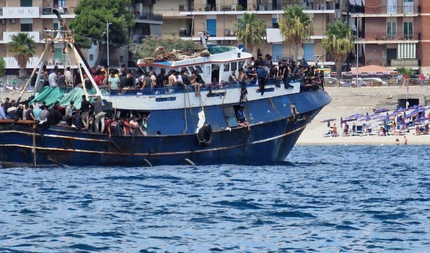 images Sbarco a Catanzaro, centinaia i migranti: saranno trasferiti al Pala Corvo (VIDEO)