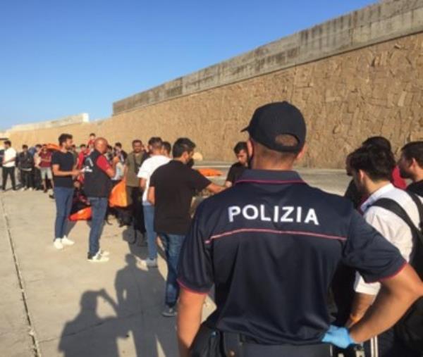 images Crotone, sbarcano in Italia nonostante l'ordine di espulsione: arrestati due egiziani
