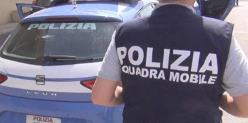 images Crotone, via vai sospetto in un condominio: la polizia trova eroina e marjuana 