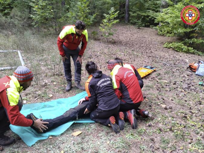 images I tecnici  del Sasc si addestrano nelle manovre di gestione  del paziente traumatizzato in ambienti ostili  